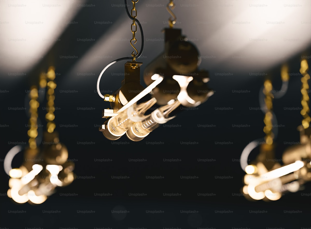 Sala di gala scura con installazione luminosa centrale, tavoli eleganti per evento Bvlgari Roma