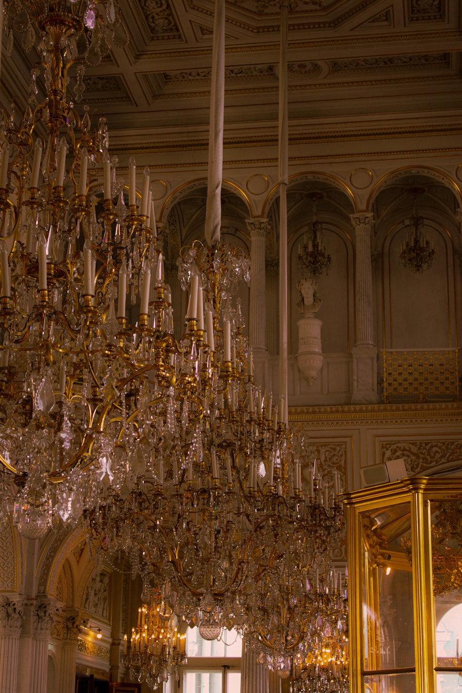 Salone Belle Époque con drappi bordeaux, specchi antichi dorati, decorazioni fine Ottocento