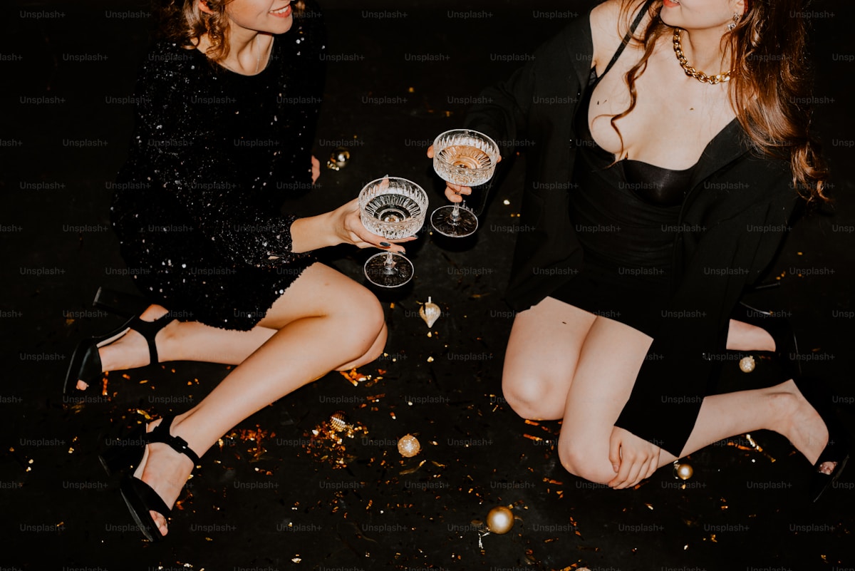 Bar in marmo nero con lampadari sospesi, atmosfera editoriale per fashion cocktail Palazzo Brera