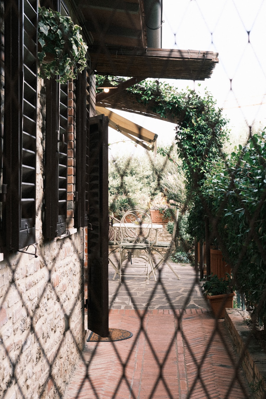 Arco floreale bianco monumentale all'aperto con ulivi toscani sullo sfondo, matrimonio in Toscana
