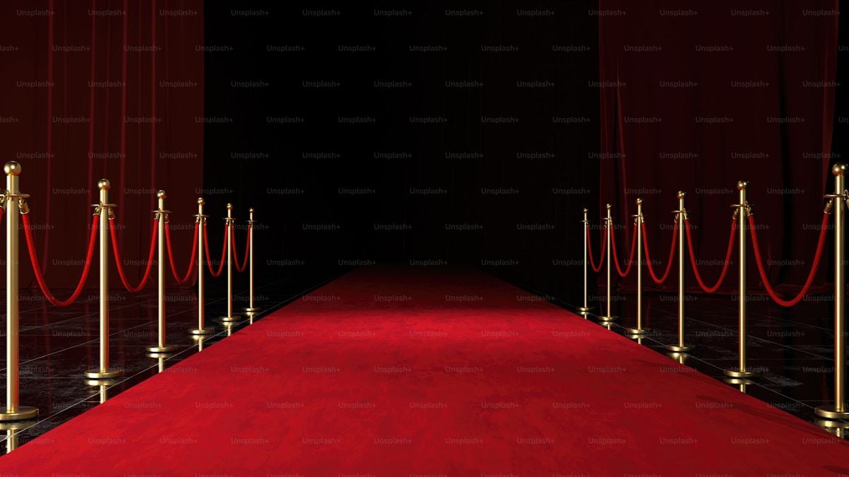 Scenografia palco rosso drammatico per gala Ferrari 75° anniversario, Maranello