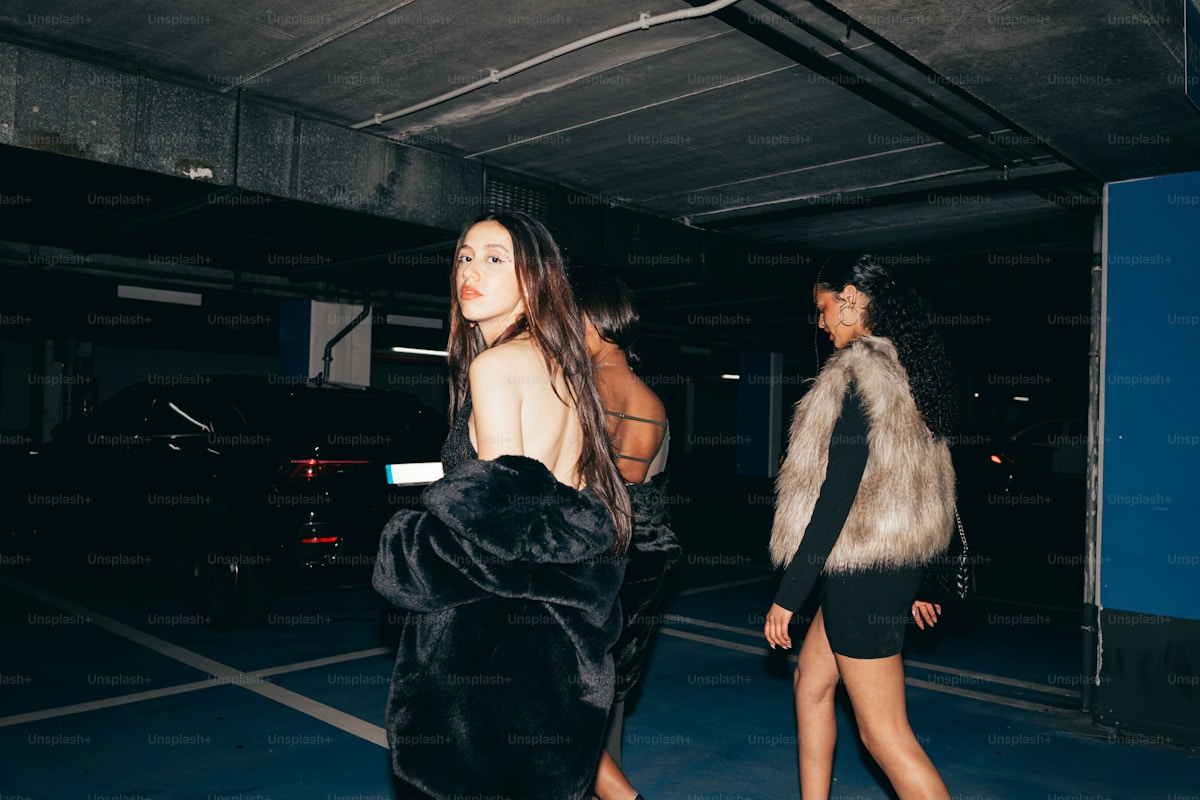 Passerella nera con archi luminosi drammatici per sfilata FW26 alla Triennale di Milano