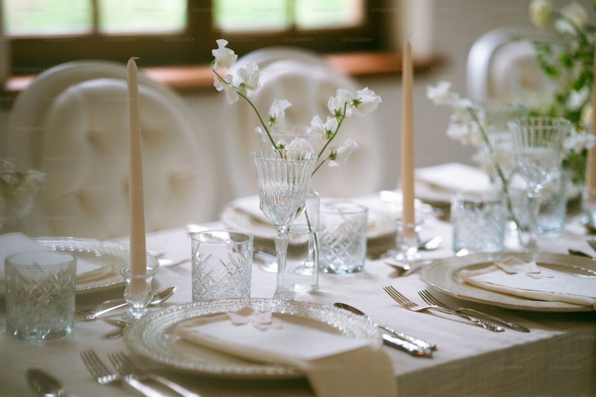 Tavolo imperiale formale con argenti e candelabri per cena di gala istituzionale a Roma