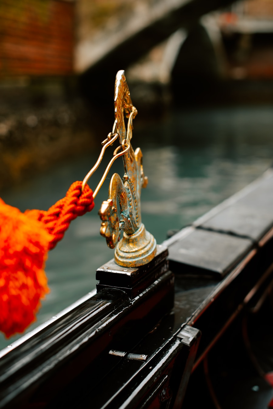 Maschere veneziane dorate, drappi e candele in palazzo storico per Carnevale Veneziano Ca' Sagredo