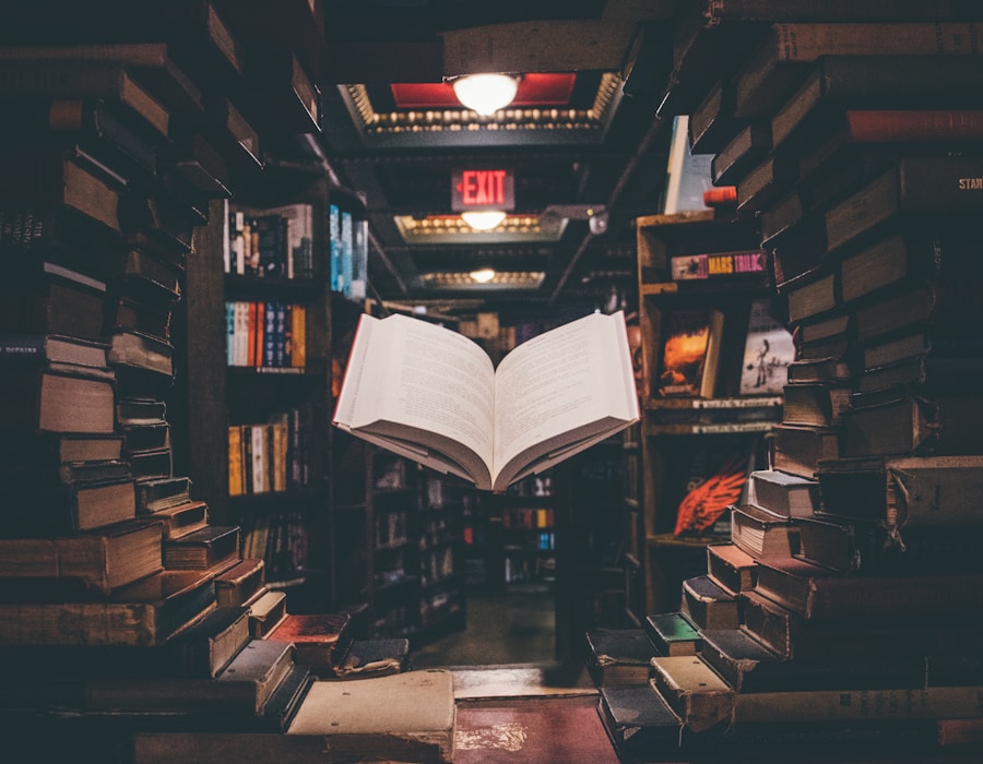 Scrivania antica con libri aperti e lampada a caldo